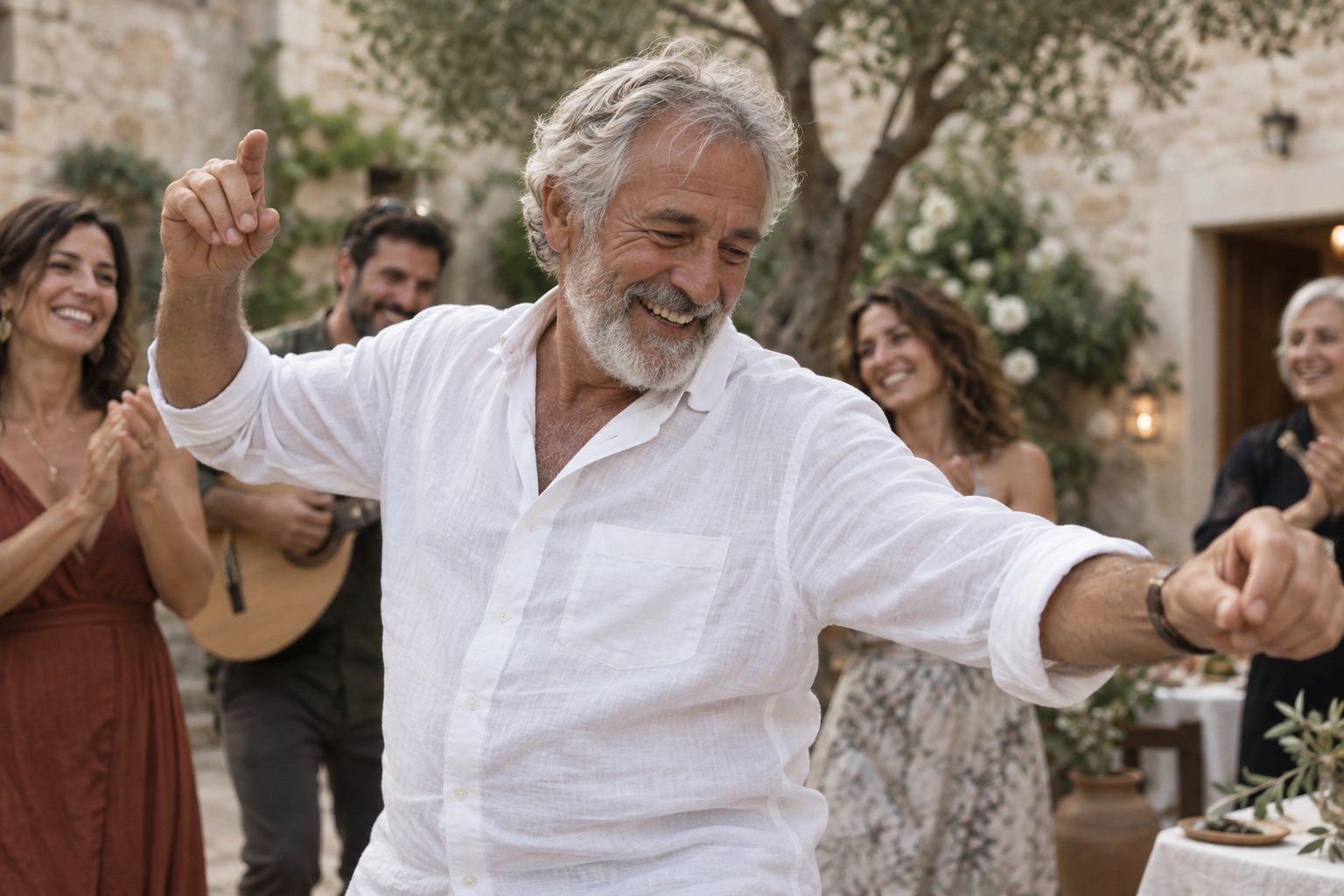Ένας παππούς χορεύει και γελά σε μια οικογενειακή συνάντηση.